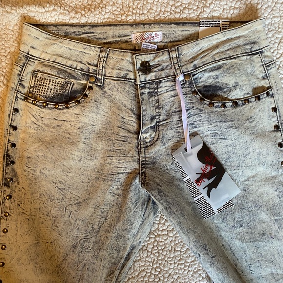 New with tags light stonewashed Sapphire red straight leg jeans with studs - Picture 14 of 14